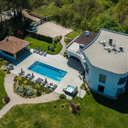 Ladominika Villa Jursici