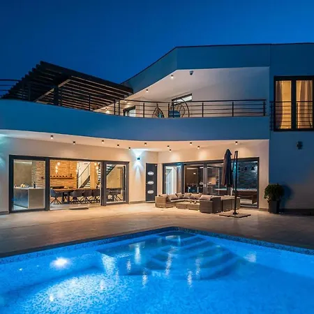 Ladominika Villa Jursici